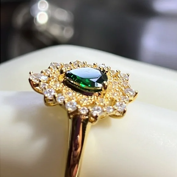 Bella Luce Emerald and White Diamond Simulants Ring - Picture 5 of 9